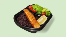 Salmon ne Zgare & Oriz i Zi + Sallatë Jeshile me Avokado