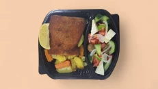 Sallatë Greke me Patate Furre & Kotoletë Pule