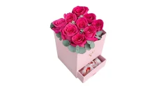 Kuti Katrore me trendafil roze dhe cokollate