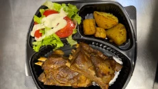 Mish Qengji me Patate Furre &  Sallatë