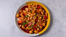 G7- Pule Kung Pao me salcë pikante dhe kikirika