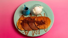Pancakes me Krem Karamel & Akullore Biskota Lotus