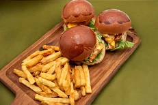 Trio Burger Pulë