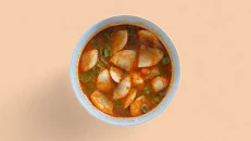 Supë Tom Yum me Karkaleca