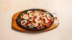 Sizzling Pulë & Kallamarë & Karkaleca