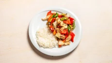 Pulë Stir Fry me Perime & Oriz