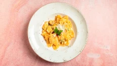 Farfalle me Salmon & Salcë Rosso