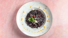 Rizoto Nero me Pulë Curry & Krem Spinaqi