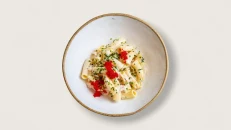 Rigatoni me salmon të tymosur krem djathi dhe havjar