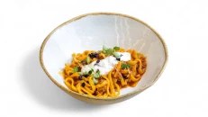 Tagliatelle me ragu viçi dhe stracciatella