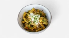 Rigatoni me ragu viçi dhe stracciatella
