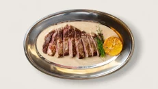 Ribeye Black Angus me patate të skuqura dhe krem porcini