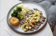 Biftek me Salcë Avokado