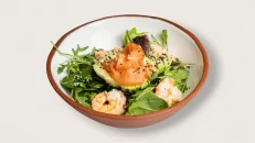 Sallatë me avocado karkaleca dhe salmon të tymosur