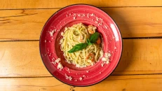 Linguine me Karkaleca Pesto Kungulli & Domate të Thata