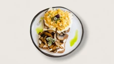 Toast me scrambled eggs krem djathi dhe kërpudha sote