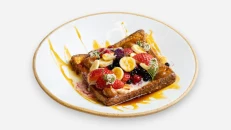 French Toast me luleshtrydhe banane boronicë mjedër krem karamel