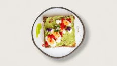 French Toast me avocado të shtypur dhe vezë të zier