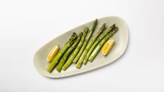 Asparagus i Skuqur me Gjalpë