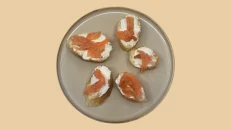 Brusketa me Filadelfia & Salmon