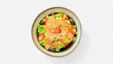 Sallatë Jeshile me Salmon të Tymosur