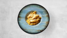 Penne me Pulë Krem Parmigiano & Piper të Zi