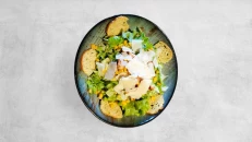 Sallatë Caesar Vegjetariane