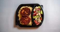 Rizoto qofte sallate mix