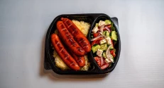 Rizoto llukanik fshati sallate mix