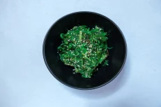 Sallatë Wakame