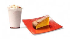 Strawberry frappuccino + kek kamilia