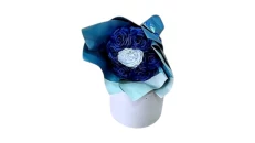 Buqet me trendafila saten blu