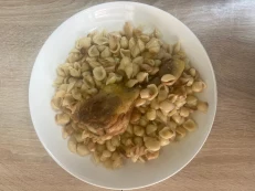 Makarona Të Skuqura me Kofshë Pule