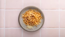 Linguini Me Ragu Viçi Edhe Salce Domate të Freskët
