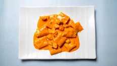 Paccheri me salmon dhe spinaq