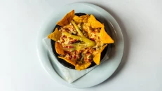 Chili Con Queso Djathë i Shkrirë në Enë Balte me Perime dhe Erëz