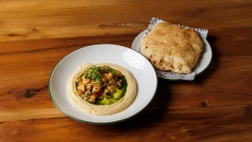Hummus me pule satay