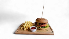 Chilli Bacon Burger + french fries + 1 souse