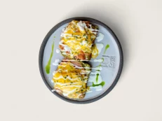 Vezë Benedict me Salmon & Salcë Hollandeze & Guacamole