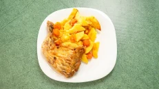 Tavë Patate me Kofshë Pule