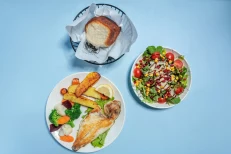 Sallatë + Kocë Zgare me Perime të Ziera & Patate Furrë