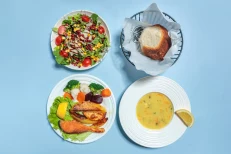 Supë + Sallatë + Salmon Zgare me Perime & Oriz
