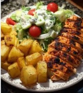 Patate furre + fileto pule + sallate