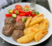 Qofte + patate + sallate color
