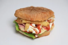 Hamburger Djathë & Sallam