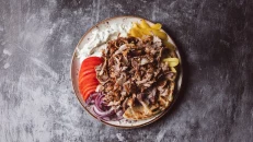 Pjata e Përzier Gyro Derri & Pule