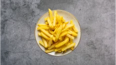 Patate të Skuqura me Salcë