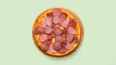 Pizza me Sallam të Përzier & Proshutë