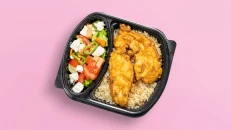 Kotolet Pule Shoqëruar me Pilaf & Sallatë Greke