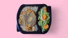 Qofte Shtëpie Shoqëruar me Pilaf & Sallatë Jeshile